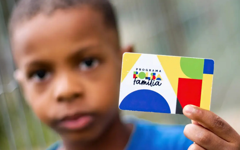 Quase 1 milhão de famílias saem do Bolsa Família por aumento de renda